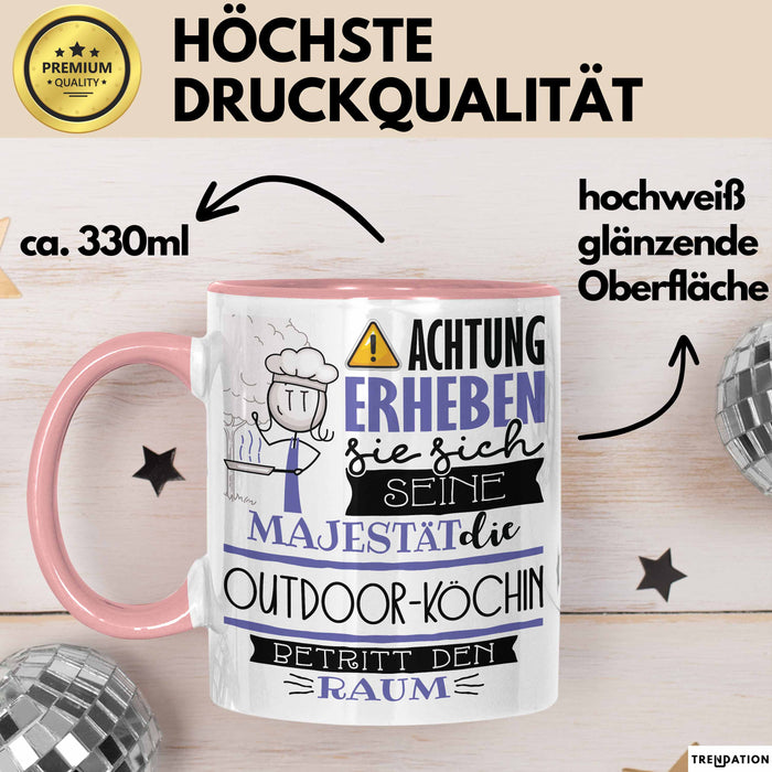 Outdoor-Köchin Tasse Geschenk Lustiger Spruch Bitte Erheben Sie Sich Seine Majestät Die Outdoor-Köchin Betritt Den Raum Rosa Trendation