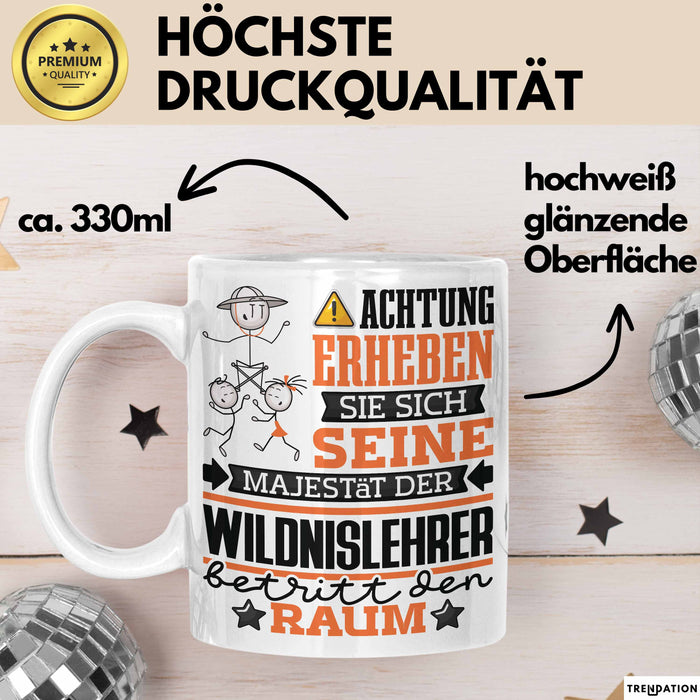 Wildnislehrer Geschenk Tasse Lustiger Spruch Erheben Sie Sich Der Wildnislehrer Betritt den Raum Weiß Trendation