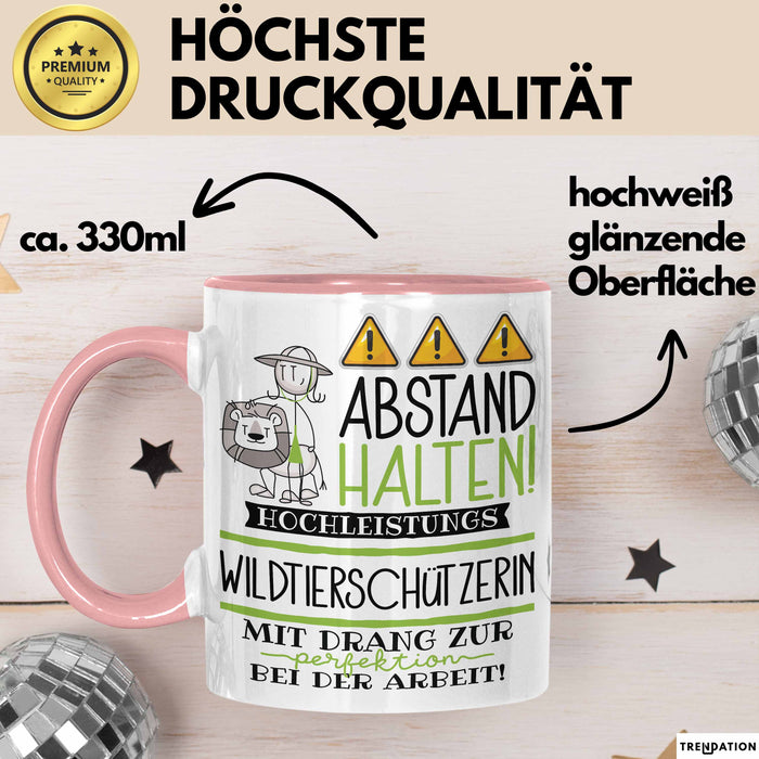 Wildtierschützerin Tasse Geschenk Lustig Abstand Halten Hochleistungs-Wildtierschützerin Mit Drang Zur Perfektion Bei Der Arbeit Rosa Trendation