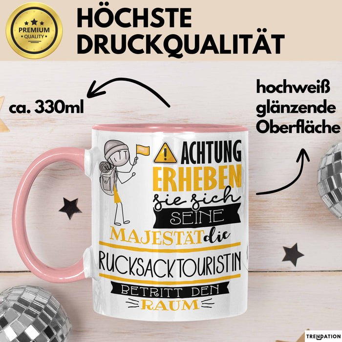 Rucksacktouristin Tasse Geschenk Lustiger Spruch Bitte Erheben Sie Sich Seine Majestät Die Rucksacktouristin Betritt Den Raum Rosa Trendation