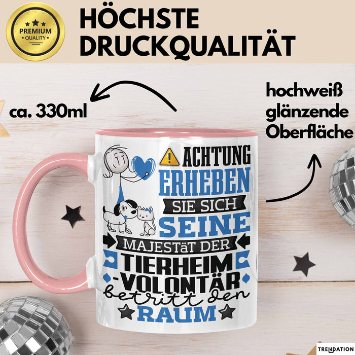 Tierheimvolontär Geschenk Tasse Lustiger Spruch Erheben Sie Sich Der Tierheimvolontär Betritt den Raum Rosa Trendation