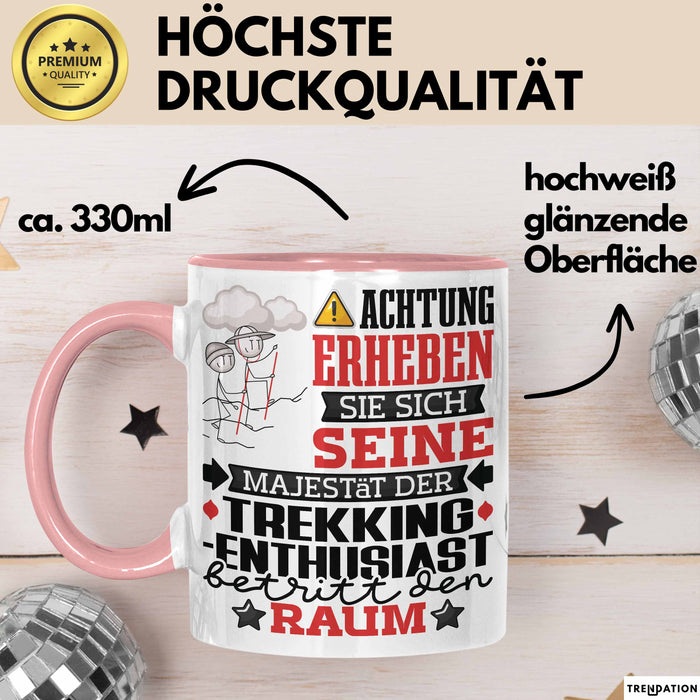 Trekking-Enthusiast Geschenk Tasse Lustiger Spruch Erheben Sie Sich Der Trekking-Enthusiast Betritt den Raum Rosa Trendation