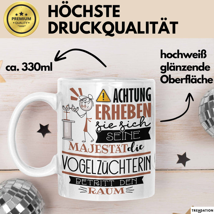 Vogelzüchterin Tasse Geschenk Lustiger Spruch Bitte Erheben Sie Sich Seine Majestät Die Vogelzüchterin Betritt Den Raum Weiß Trendation