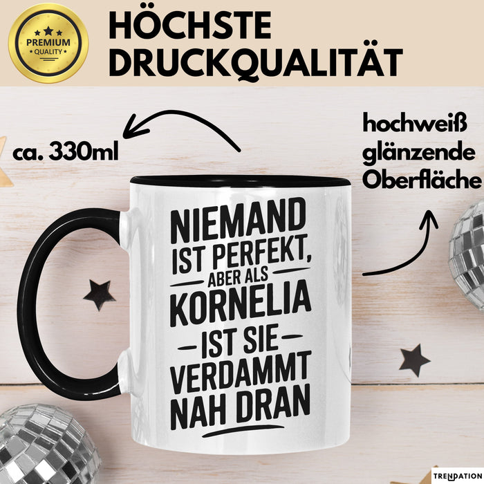 Kornelia Tasse Geschenk Niemand Ist Perfekt Kornelia Verdammt Nah Dran Geschenkidee Schwarz Trendation