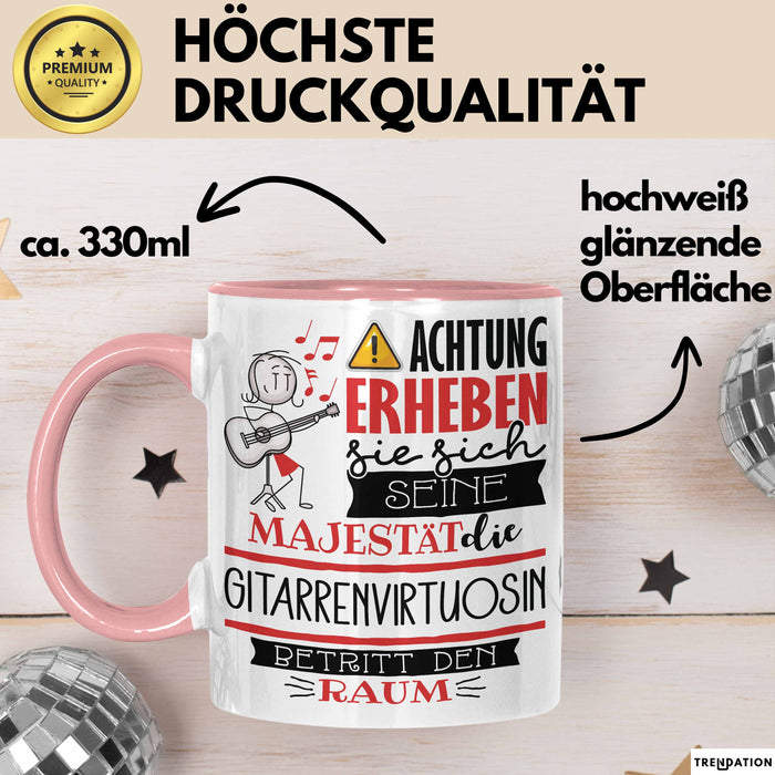 Gitarrenvirtuosin Tasse Geschenk Lustiger Spruch Bitte Erheben Sie Sich Seine Majestät Die Gitarrenvirtuosin Betritt Den Raum Rosa Trendation