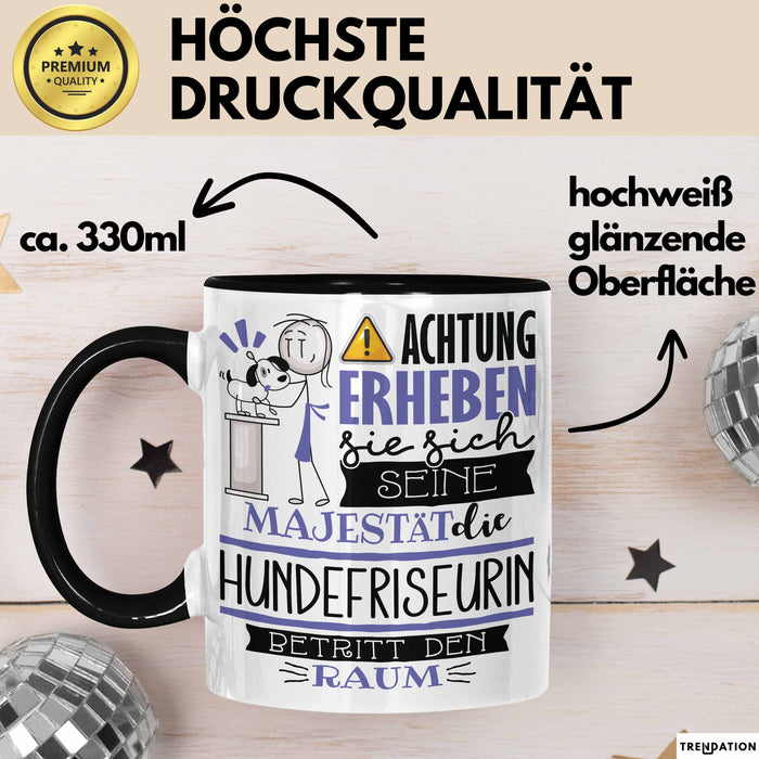 Hundefriseurin Tasse Geschenk Lustiger Spruch Bitte Erheben Sie Sich Seine Majestät Die Hundefriseurin Betritt Den Raum Schwarz Trendation