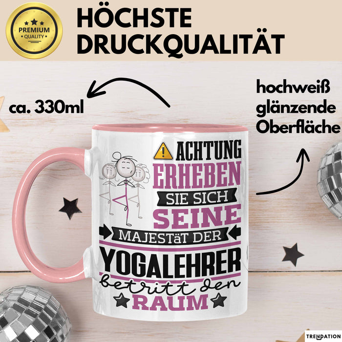 Yogalehrer Geschenk Tasse Lustiger Spruch Erheben Sie Sich Der Yogalehrer Betritt den Raum Rosa Trendation
