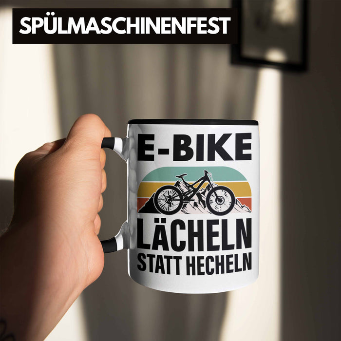 Trendation - Elektrofahrrad E-Bike Tasse mit Spruch Geschenk Ebike Lustige Geschenke Kaffeetasse Rentner Schwarz Trendation