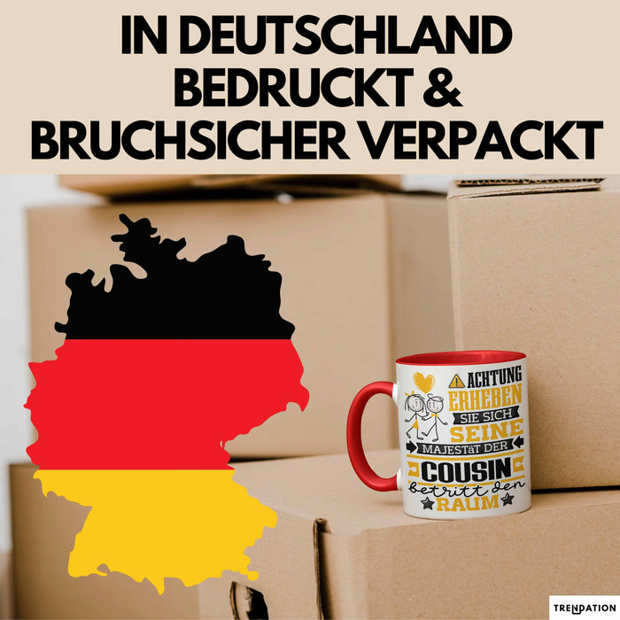 Cousin Geschenk Tasse Lustiger Spruch Erheben Sie Sich Der Cousin Betritt den Raum Rot Trendation