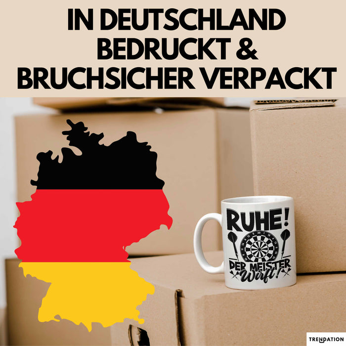 Dart-Spieler Geschenk Tasse Kaffee-Becher Darts Geschenkidee Spruch Geburtstag Ruhe Der Meister Wirft Weiß Trendation