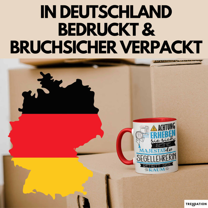 Segellehrerin Tasse Geschenk Lustiger Spruch Bitte Erheben Sie Sich Seine Majestät Die Segellehrerin Betritt Den Raum Rot Trendation