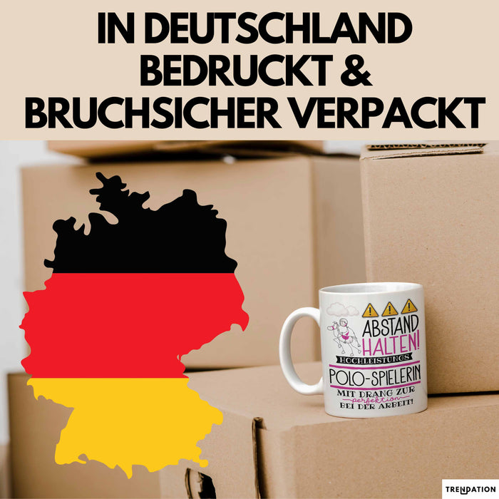Polo-Spielerin Tasse Geschenk Lustig Abstand Halten Hochleistungs-Polo-Spielerin Mit Drang Zur Perfektion Bei Der Arbeit Weiß Trendation
