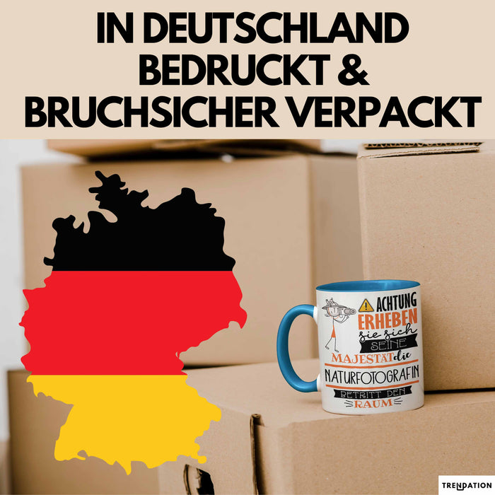 Naturfotografin Tasse Geschenk Lustiger Spruch Bitte Erheben Sie Sich Seine Majestät Die Naturfotografin Betritt Den Raum Blau Trendation