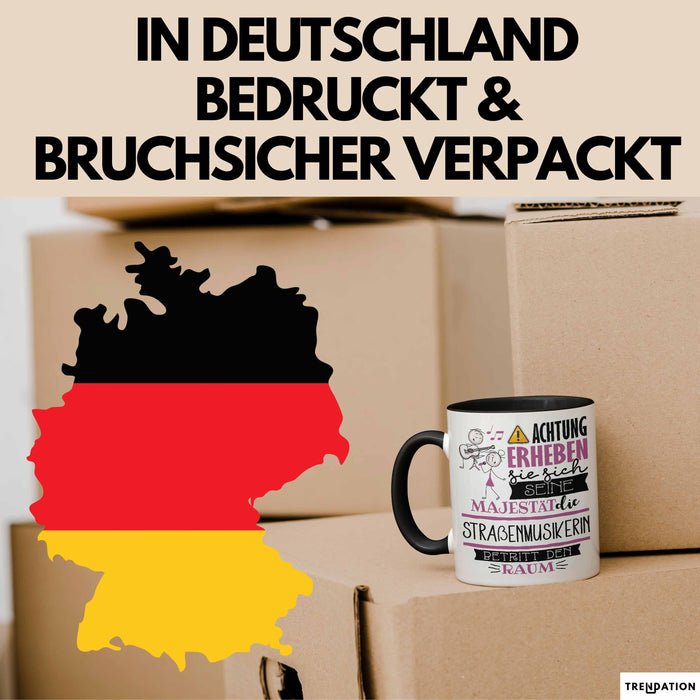 Straßenmusikerin Tasse Geschenk Lustiger Spruch Bitte Erheben Sie Sich Seine Majestät Die Straßenmusikerin Betritt Den Raum Schwarz Trendation