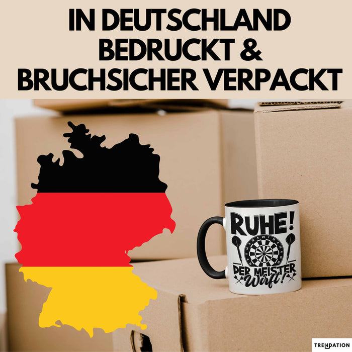 Dart-Spieler Geschenk Tasse Kaffee-Becher Darts Geschenkidee Spruch Geburtstag Ruhe Der Meister Wirft Schwarz Trendation