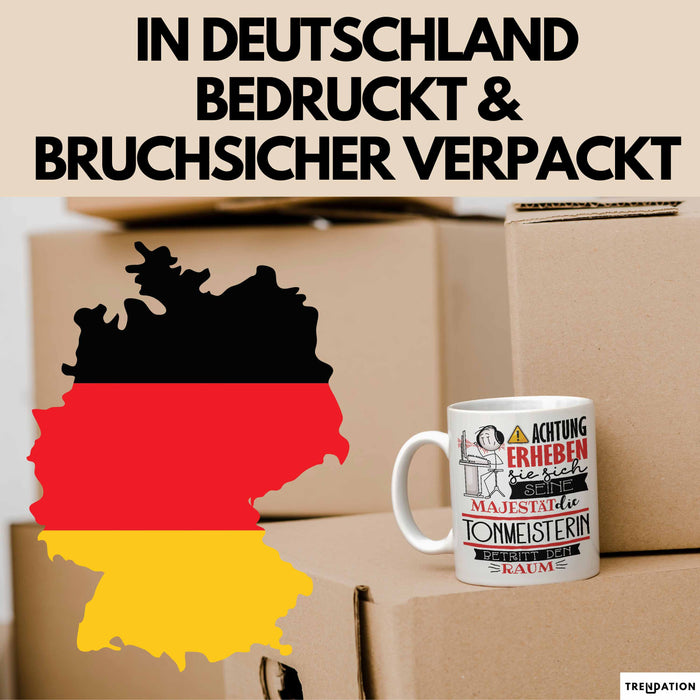 Tonmeisterin Tasse Geschenk Lustiger Spruch Bitte Erheben Sie Sich Seine Majestät Die Tonmeisterin Betritt Den Raum Weiß Trendation