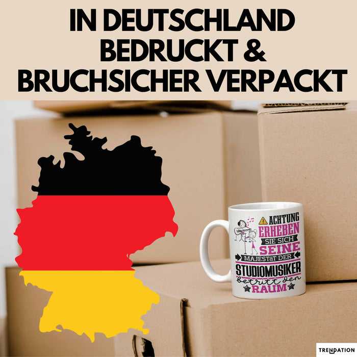 Studiomusiker Geschenk Tasse Lustiger Spruch Erheben Sie Sich Der Studiomusiker Betritt den Raum Weiß Trendation