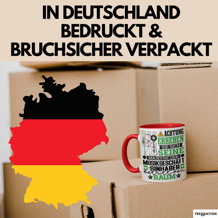 Musikgeschäftsinhaber Geschenk Tasse Lustiger Spruch Erheben Sie Sich Der Musikgeschäftsinhaber Betritt den Raum Rot Trendation
