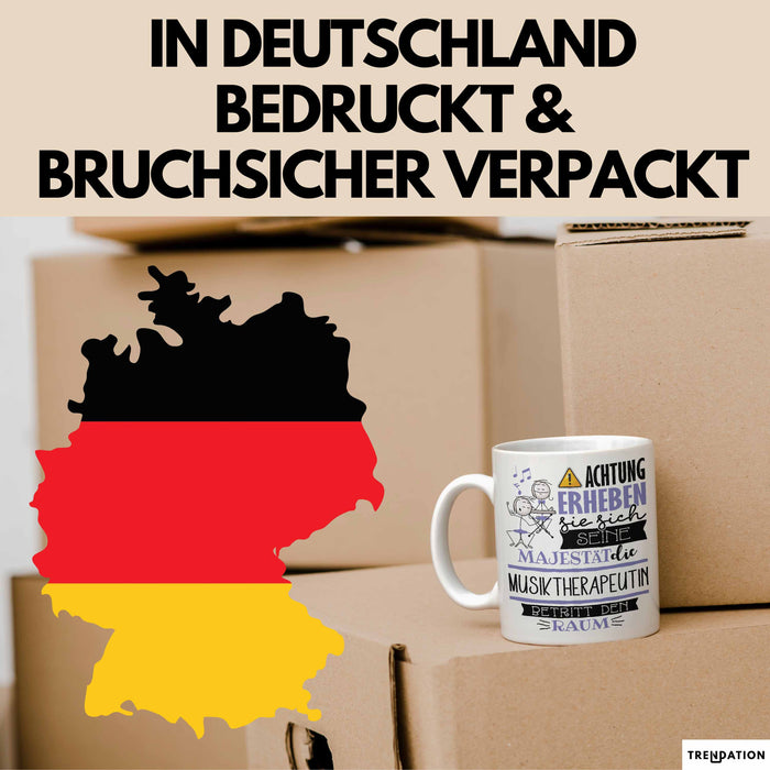 Musiktherapeutin Tasse Geschenk Lustiger Spruch Bitte Erheben Sie Sich Seine Majestät Die Musiktherapeutin Betritt Den Raum Weiß Trendation