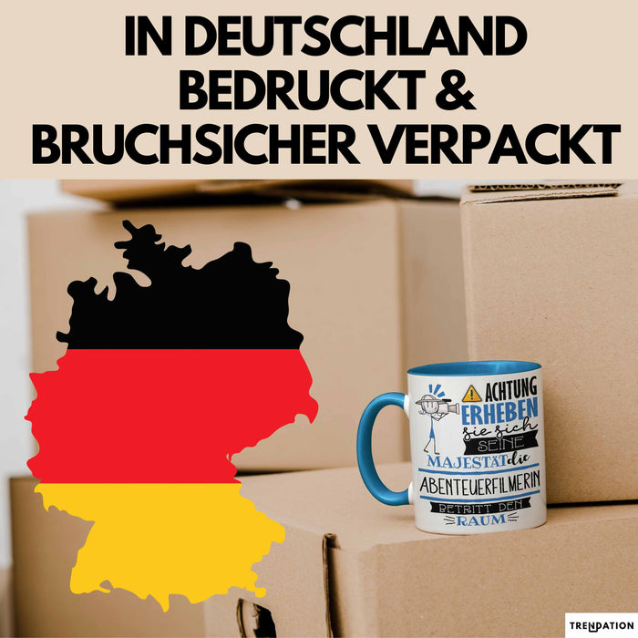 Abenteuerfilmerin Tasse Geschenk Lustiger Spruch Bitte Erheben Sie Sich Seine Majestät Die Abenteuerfilmerin Betritt Den Raum Blau Trendation