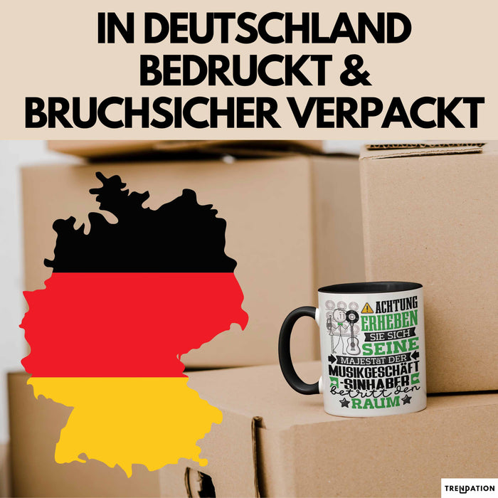 Musikgeschäftsinhaber Geschenk Tasse Lustiger Spruch Erheben Sie Sich Der Musikgeschäftsinhaber Betritt den Raum Schwarz Trendation