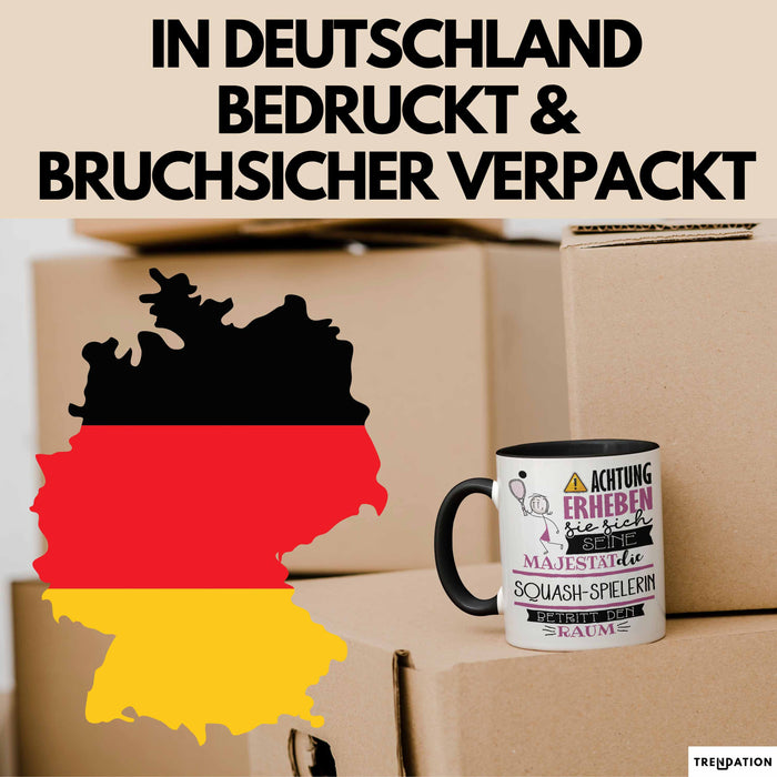 Squash-Spielerin Tasse Geschenk Lustiger Spruch Bitte Erheben Sie Sich Seine Majestät Die Squash-Spielerin Betritt Den Raum Schwarz Trendation