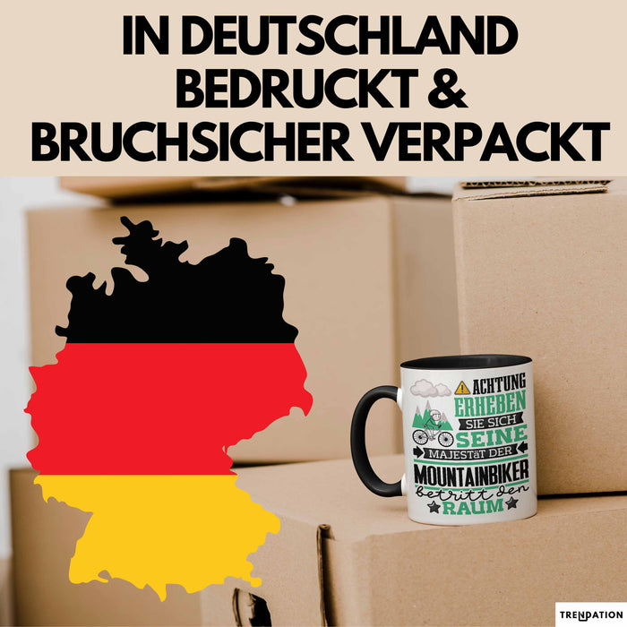 Mountainbiker Geschenk Tasse Lustiger Spruch Erheben Sie Sich Der Mountainbiker Betritt den Raum Schwarz Trendation