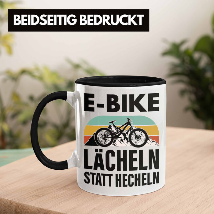 Trendation - Elektrofahrrad E-Bike Tasse mit Spruch Geschenk Ebike Lustige Geschenke Kaffeetasse Rentner Schwarz Trendation