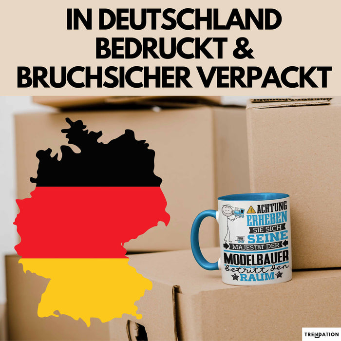 Modelbauer Geschenk Tasse Lustiger Spruch Erheben Sie Sich Der Modelbauer Betritt den Raum Blau Trendation
