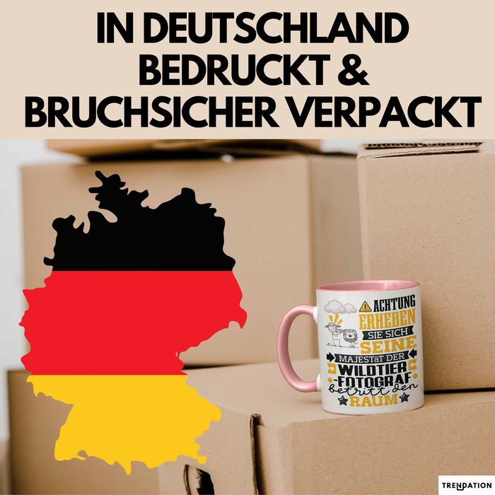 Wildtierfotograf Geschenk Tasse Lustiger Spruch Erheben Sie Sich Der Wildtierfotograf Betritt den Raum Rosa Trendation