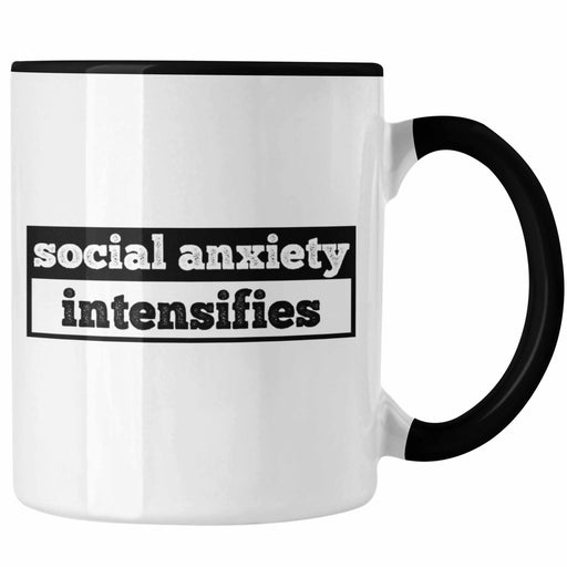 Tasse mit Spruch "Social Anxiety Intensifies" als Geschenk für Introvertierte Trendation