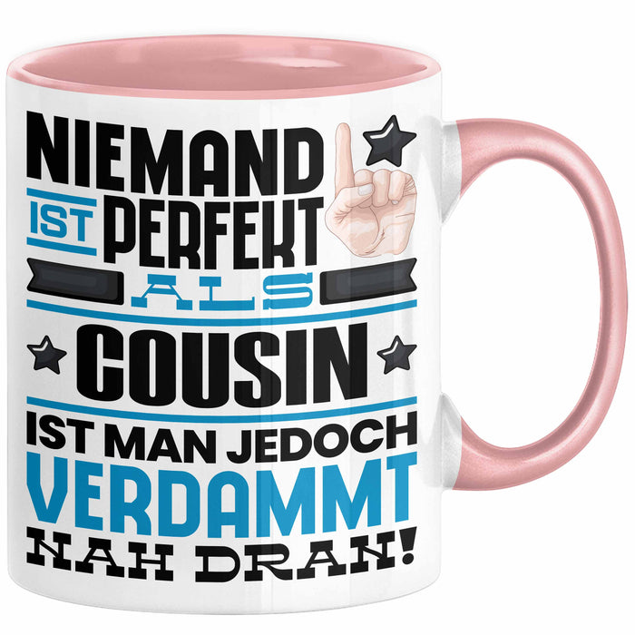 Cousin Geschenk Tasse Lustige Geschenkidee für Cousin Geburtstag Kaffee-Becher Niemand Ist Perfekt Aber Als Cousin Ist Man Nah Dran Rosa Trendation