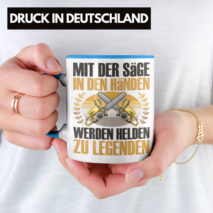 Forstarbeiter Tasse Geschenk Spruch Holzarbeiter Forstwirt Kettensäge in den Händen Blau Trendation