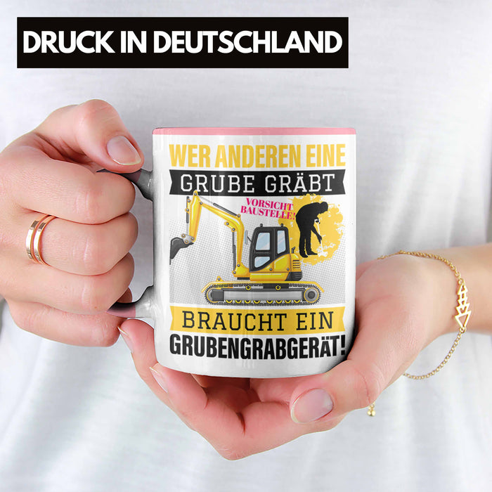 Wer Anderen Eine Grube Gräbt Tasse Bagger-Fahrer Geschenk Grubengrabgerät Bauarbeiter Männer Rosa Trendation