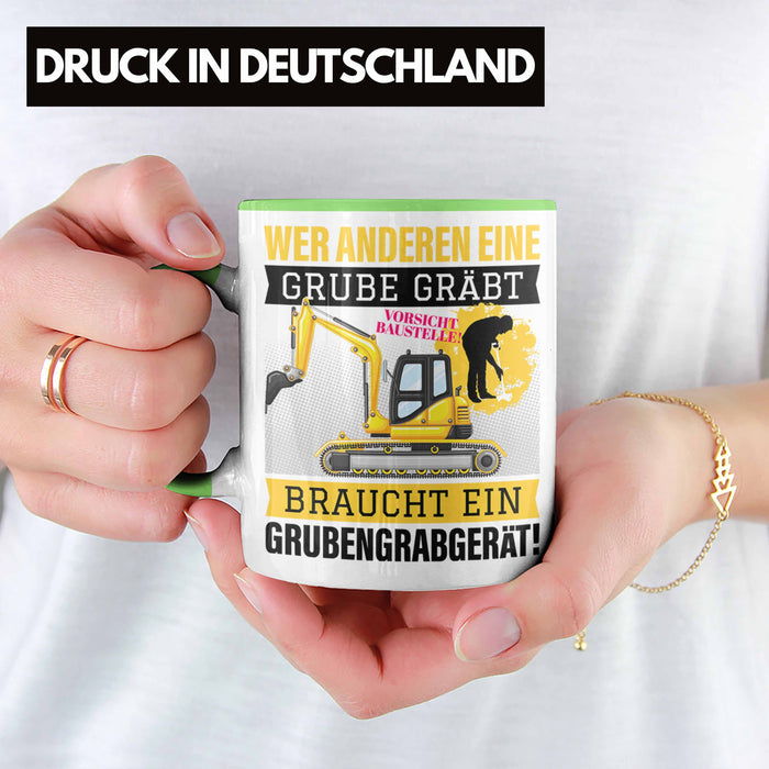 Wer Anderen Eine Grube Gräbt Tasse Bagger-Fahrer Geschenk Grubengrabgerät Bauarbeiter Männer Grün Trendation