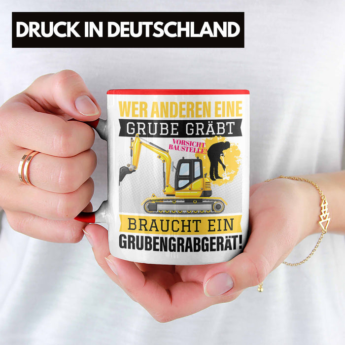 Wer Anderen Eine Grube Gräbt Tasse Bagger-Fahrer Geschenk Grubengrabgerät Bauarbeiter Männer Rot Trendation