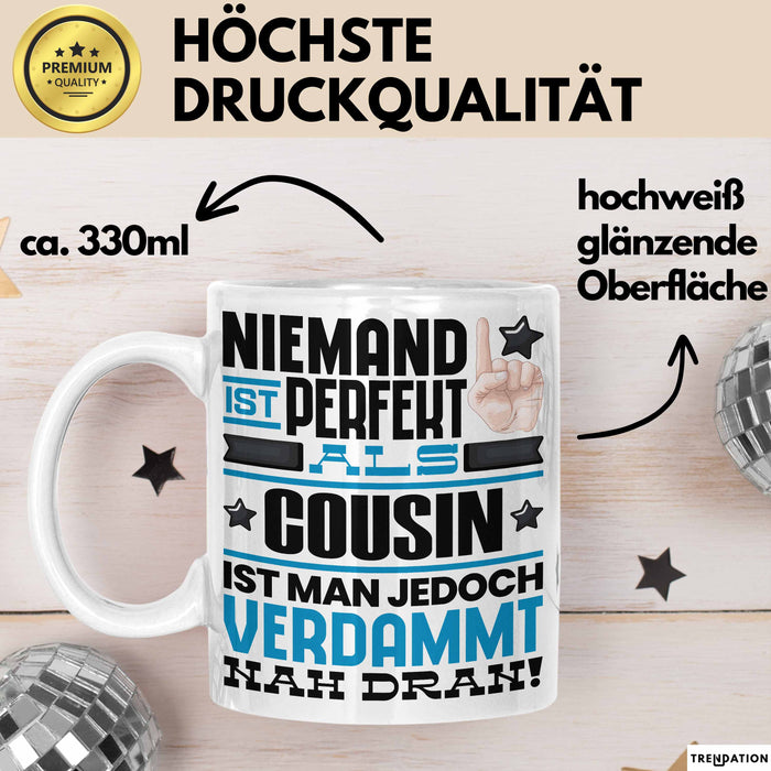 Cousin Geschenk Tasse Lustige Geschenkidee für Cousin Geburtstag Kaffee-Becher Niemand Ist Perfekt Aber Als Cousin Ist Man Nah Dran Weiß Trendation
