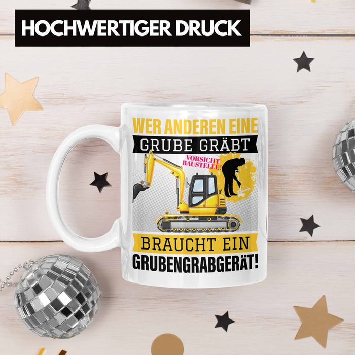 Wer Anderen Eine Grube Gräbt Tasse Bagger-Fahrer Geschenk Grubengrabgerät Bauarbeiter Männer Weiß Trendation