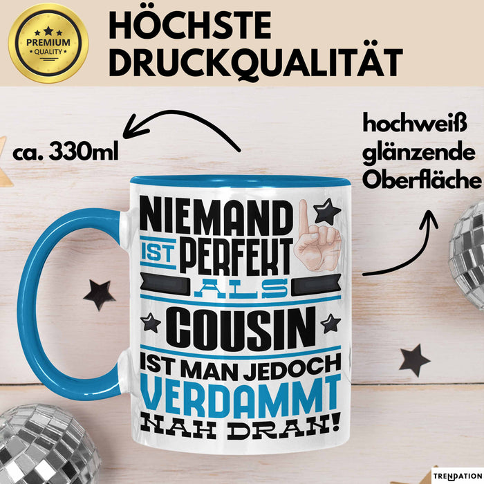 Cousin Geschenk Tasse Lustige Geschenkidee für Cousin Geburtstag Kaffee-Becher Niemand Ist Perfekt Aber Als Cousin Ist Man Nah Dran Blau Trendation