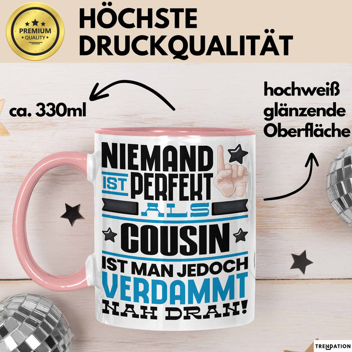 Cousin Geschenk Tasse Lustige Geschenkidee für Cousin Geburtstag Kaffee-Becher Niemand Ist Perfekt Aber Als Cousin Ist Man Nah Dran Rosa Trendation