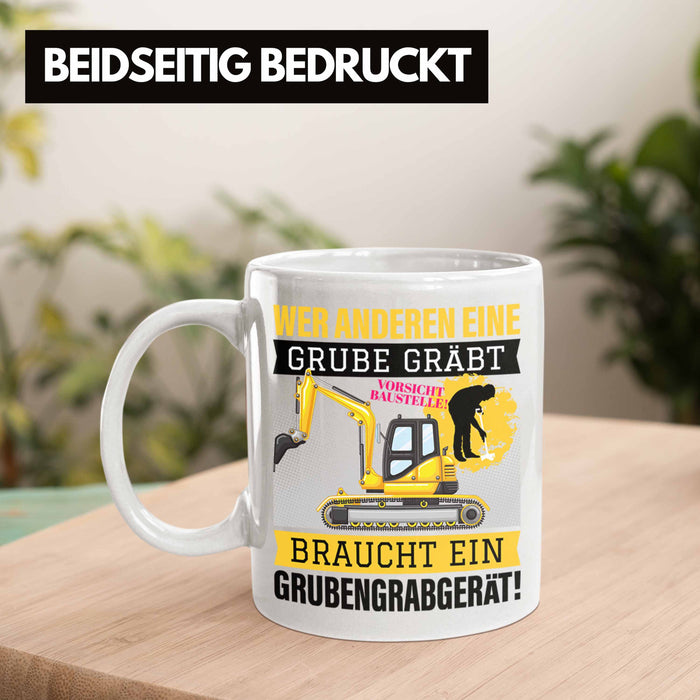 Wer Anderen Eine Grube Gräbt Tasse Bagger-Fahrer Geschenk Grubengrabgerät Bauarbeiter Männer Weiß Trendation